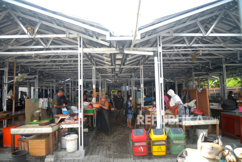 Pedagang melayani pembeli di lokasi shelter relokasi sementara Pasar Sentul, Pandeyan, Yogyakarta, Kamis (4/5/2023). Sebanyak 529 pedagang Pasar Sentul sejak 1 Mei menempati shelter relokasi sementara karena revitalisasi pasar. Shelter terdiri dari 26 kios dan 540 los pedagang dan terbuat dari galvanum serta lantai batako. Pedagang akan berada di sini menunggu revitalisasi Pasar Sentul selesai.