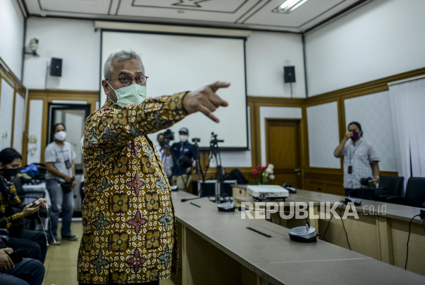 Ketua Komisi Pemilihan Umum (KPU) Arief Budiman, satu di antara penyelenggara pilkada yang saat ini terkonfirmasi positif Covid-19. (ilustrasi)
