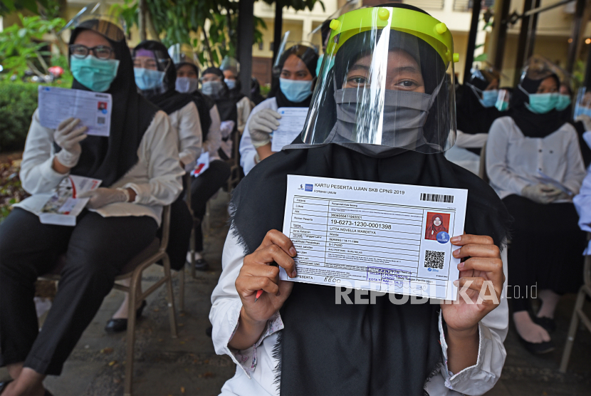 Sejumlah peserta bersiap mengikuti tes Seleksi Kompetensi Bidang (SKB) CPNS (Calon Pegawai Negeri Sipil di Serang, Banten, Kamis (1/10/2020). Seleksi SKB CPNS formasi tahun 2019 tersebut diikuti 473 orang dengan menerapkan protokol kesehatan untuk mencegah penyebaran COVID-19. 