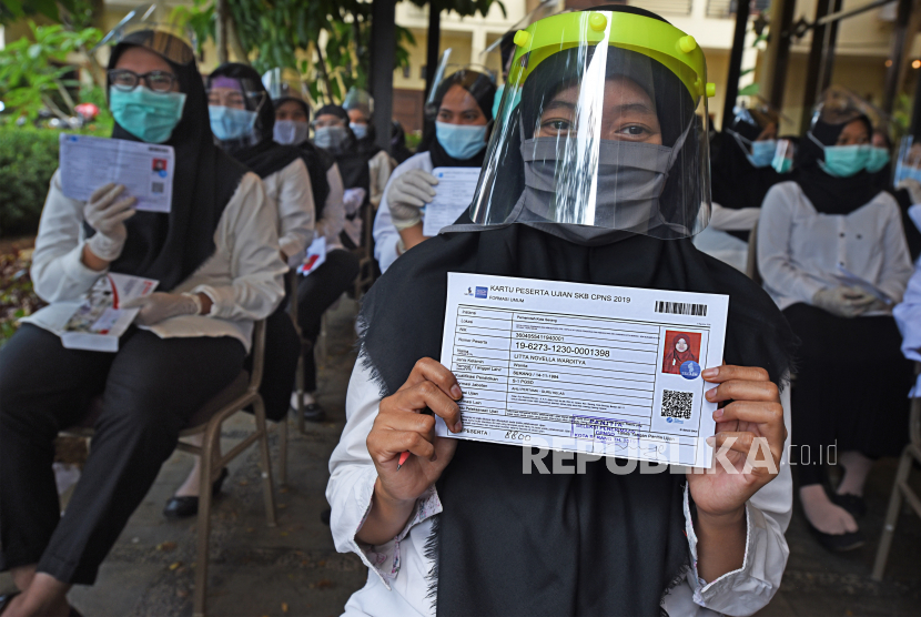 Sejumlah peserta bersiap mengikuti tes Seleksi Kompetensi Bidang (SKB) CPNS (Calon Pegawai Negeri Sipil di Serang, Banten, Kamis (1/10/2020). Seleksi SKB CPNS formasi tahun 2019 tersebut diikuti 473 orang dengan menerapkan protokol kesehatan untuk mencegah penyebaran Covid-19. 