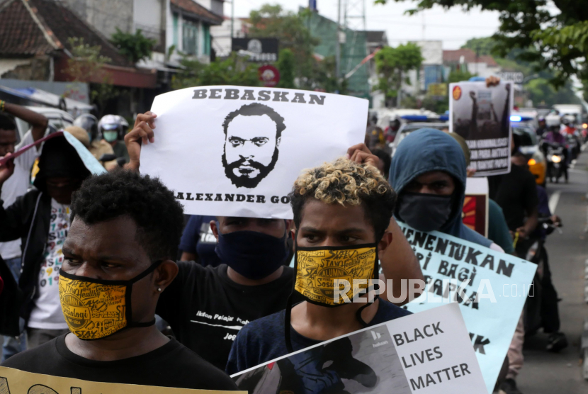 Aktivis Solidaritas Rakyat untuk Demokrasi menggelar aksi unjuk rasa di tengah pandemi Covid-19 menuju Titik Nol Yogyakarta, Senin (15/6). Dalam aksinya, mereka menuntut pembebasan tujuh ativis Papua yang tengah disidang di Balikpapan.