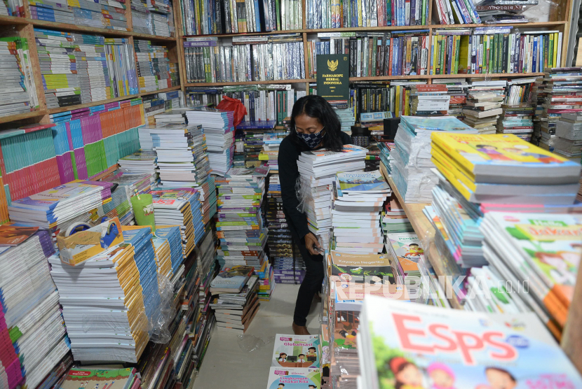 Penjual buku menata buku pelajaran yang dijualnya di Pasar Kenari, Jakarta.