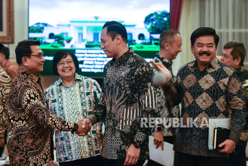 ATR Minister/BPN Chief Agus Harimurti Yudhoyono (second right) shakes hands with Presidential Chief of Staff Moeldoko (left) witnessed by LHK Minister Siti Nurbaya (second left) and Menkopolhukam Hadi Tjahjanto before the Plenary Cabinet Meeting at the State Palace, Jakarta, Monday (26/2/2024). For the first time, Democratic Party General Chairman Agus Harimurti Yudhoyono attended a Plenary Cabinet Session led by President Joko Widodo after he was sworn in as ATR Minister/Head of BPN.