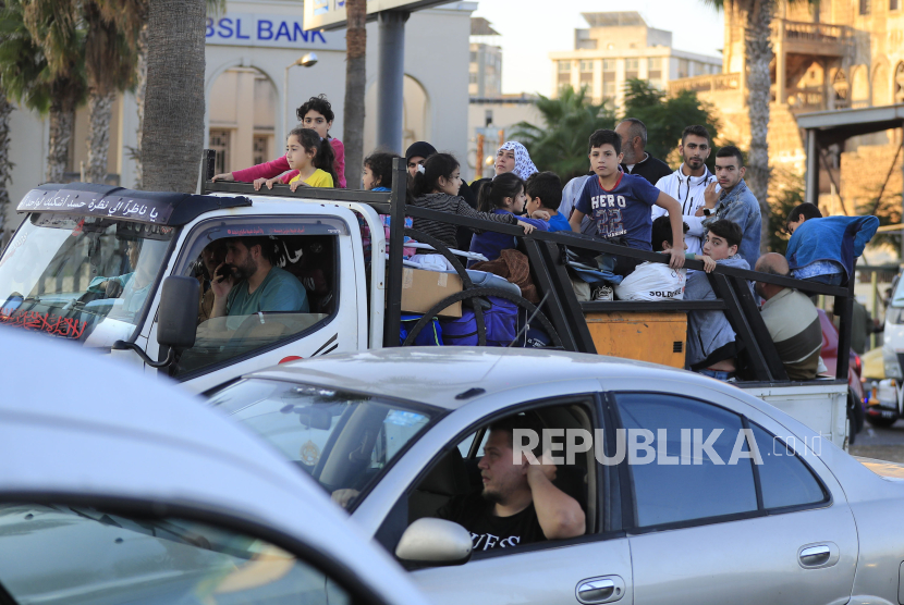 Orang-orang dengan menggunakan kendaraan terjebak kemacetan ketika hendak melarikan diri dari dari serangan usara Israel di jalan raya penghubung kota Beirut, di selatan kota pelabuhan Sidon, Lebanon, Selasa (24/9/2024).