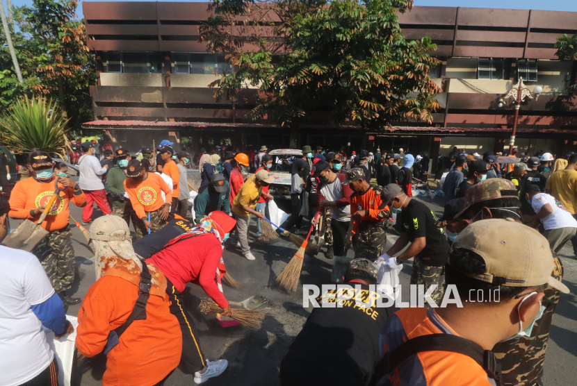 Ribuan Warga Kediri Gotong Royong Bersihkan Sisa Kericuhan Aksi Demo