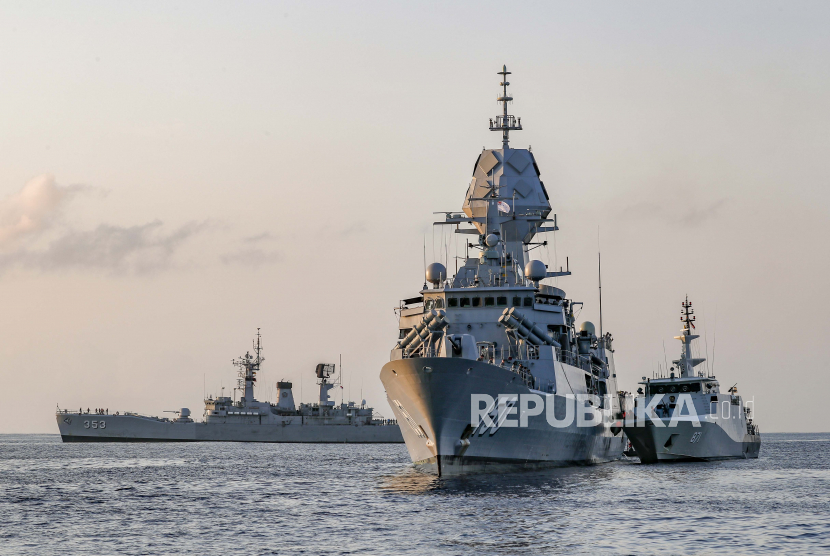 Kapal TNI AL KRI Escolar (kanan) mendekati kapal Angkatan Laut Australia HMAS Anzac (C) saat proses pemulangan 19 nelayan Indonesia di perairan Bali, Indonesia, Jumat (21/5).. 
