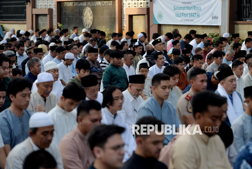 Warga Muhammadiyah menunaikan Sholat Idul Fitri 1447 di pelataran Gedung Pimpinan Pusat (PP) Muhammadiyah, Menteng, Jakarta Pusat, Jumat (20/3/2026). Warga Muhammadiyah melaksanakan Sholat Idul Fitri pada hari Jumat (20/3) atau satu hari lebih awal dari ketetapan Pemerintah yang jatuh pada Sabtu (21/3). 