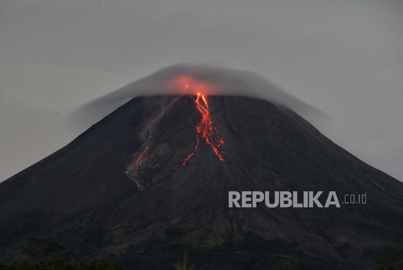 Guguran lava pijar Gunung Merapi.