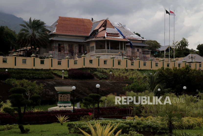 Sejumlah pekerja merenovasi atap dan bangunan utama Kedaton Kesultanan Ternate di Kota Ternate, Maluku Utara, Kamis (7/9/2023). Pemkot Ternate bersama Balai Cagar Budaya (BPCB) Maluku Utara merevitalisasi Kedaton Kesultanan Ternate yang dibangun pada 24 November 1813 oleh Sultan Muhammad Ali dengan menggunakan dana APBD sebesar Rp13 miliar untuk meningkatkan minat wisata sejarah di Ternate dan mengembalikan model pembangunan seperti sediakala.  