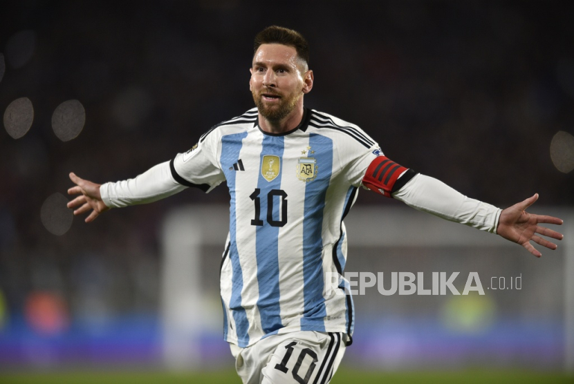 Striker timnas Argentinas, Lionel Messi, berselebrasi usai mencetak gol dari tendangan bebas vs Ekuador pada partai pembuka Kualifikasi Piala Dunia 2026 zona Amerika Selatan, Jumat (8/9/2023). 