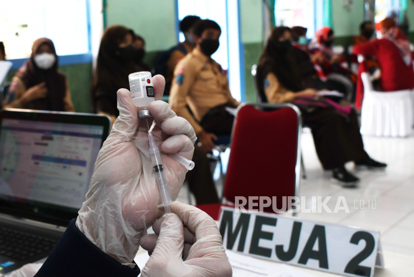 Petugas kesehatan menyiapkan vaksin COVID-19 sebelum disuntikkan pada anggota Pramuka tingkat SMP saat digelar Giat Bakti Vaksinasi dalam rangka HUT ke-60 Pramuka di SMPN 4 Kota Madiun, Jawa Timur, Ahad (15/8/2021). Kwartir Daerah Jawa Timur menggelar kegiatan vaksinasi bagi anggota pramuka dengan menyediakan 60 ribu dosis vaksin, dan Kota Madiun mendapatkan jatah 650 dosis dengan rincian 555 dosis untuk anggota pramuka tingkat SMP dan 95 dosis untuk pengurus pramuka dan masyarakat umum. 
