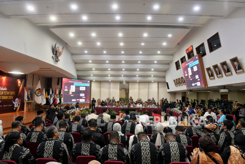 Suasana rapat pleno terbuka rekapitulasi daftar pemilih tetap (DPT) tingkat nasional di ruang sidang lantai 2 Gedung KPU, Jakarta, Ahad (2/7/2023). KPU sebut sebanyak 56 persen pemilih dari Gen Z.