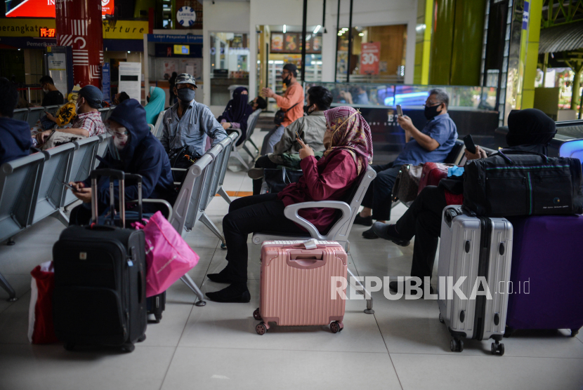 Penumpang menunggu kereta api tujuan Surabaya Gubeng di Stasiun Gambir, Jakarta, Kamis (20/8). PT Kereta Api Indonesia Daop 1 menambah perjalanan kereta api menjadi 27 keberangkatan per hari untuk mengantisipasi lonjakan penumpang pada libur panjang Tahun Baru Islam 1442 Hijriah. Republika/Thoudy Badai