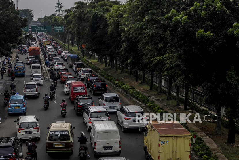Sejumlah kendaraan terjebak kemacetan di kawasan Tanjung Barat, Jakarta, Rabu (15/7). BMKG memprakirakan Jakarta Timur dan Jakarta Selatan hujan disertai angin kencang pada Kamis (16/7) menjelang sore.