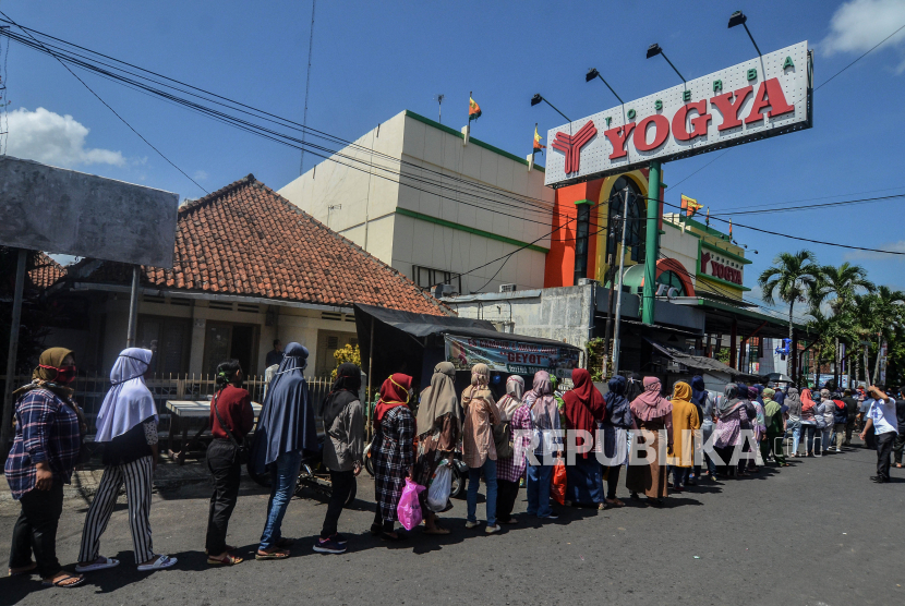 Ratusan pengunjung rela kepanasan saat antre memasuki pusat perbelajaan Yogya Toserba di Kabupaten Ciamis, Jawa Barat, Rabu (20/5). Belakangan diketahui, satu pegawai toserba Yogya Ciamis positif Covid-19.