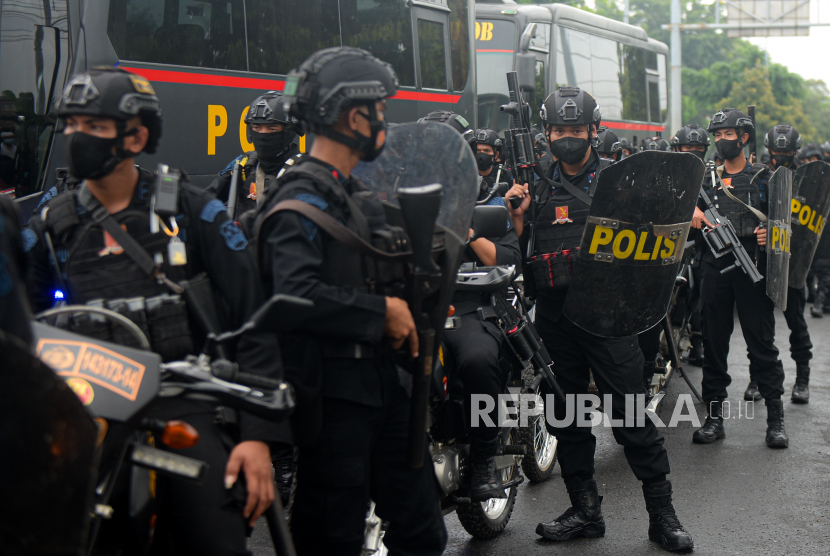 Petugas Kepolisian memblokade massa pendukung Habib Rizieq Shihab saat akan menuju Pengadilan Negeri Jakarta Timur di Jalan I Gusti Ngurah Rai, Jakarta, beberapa waktu lalu.