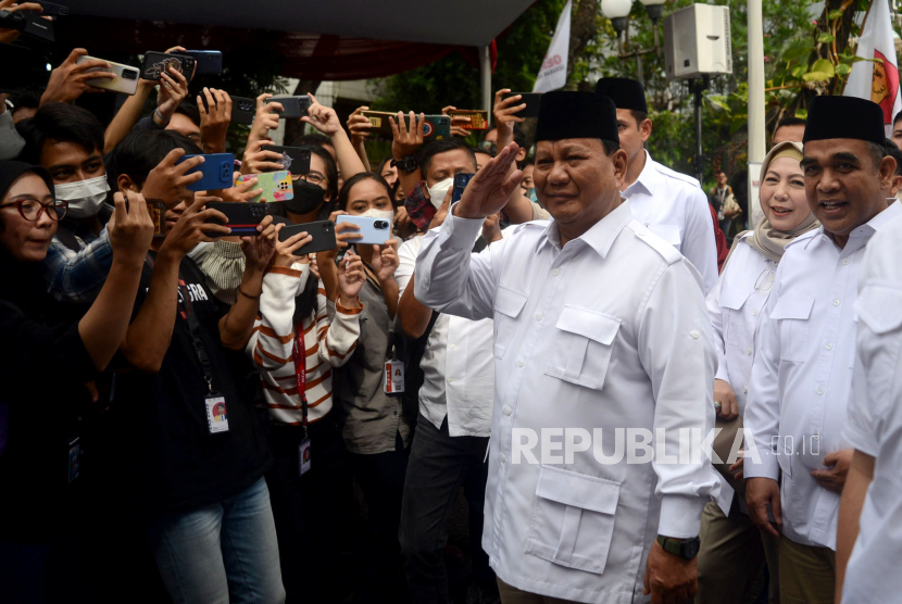 Ketua Umum Partai Gerindra Prabowo Subianto menyalami simpatisan partai saat hadir dalam perayaan hari ulang tahun (HUT) ke-15 di Kantor DPP Partai Gerindra, Jakarta, Senin (6/2/2023). Berdasarkan survei, Prabowo menjadi bakal capres 2024 dengan angka pemilih loyal tertinggi. (ilustrasi)