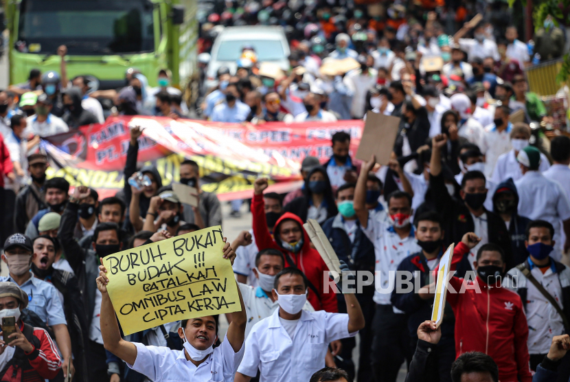 Sejumlah buruh mengikuti aksi long march di kawasan Jatiuwung, Kota Tangerang, Banten, Selasa (6/10/). Aksi tersebut sebagai bentuk kekecewaan buruh atas pengesahan Undang-Undang Cipta Kerja yang dianggap merugikan kaum buruh. 