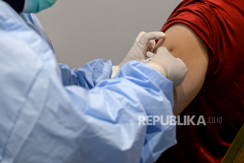 Vaksinator menyuntikan vaksin Covid-19 (ilustrasi).
