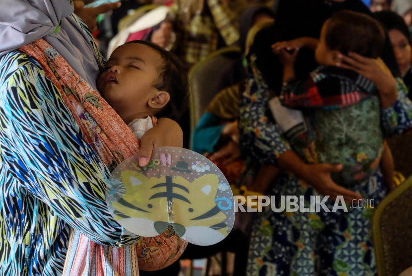 Peserta menggendong bayinya saat mengikuti edukasi pencegahan stunting bagi 1000 masyarakat Kota Solo, Jawa Tengah, Kamis (7/9/2023). 
