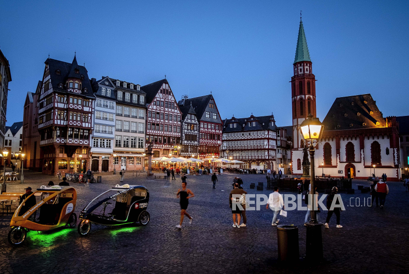  Taksi sepeda yang diparkir di alun-alun Roemerberg yang biasanya ramai dikunjungi wisatawan, di Frankfurt, Jerman, Kamis, 17 September 2020. Ekonomi Eropa tumbuh 12,7 persen pada kuartal ketiga secara tidak terduga.