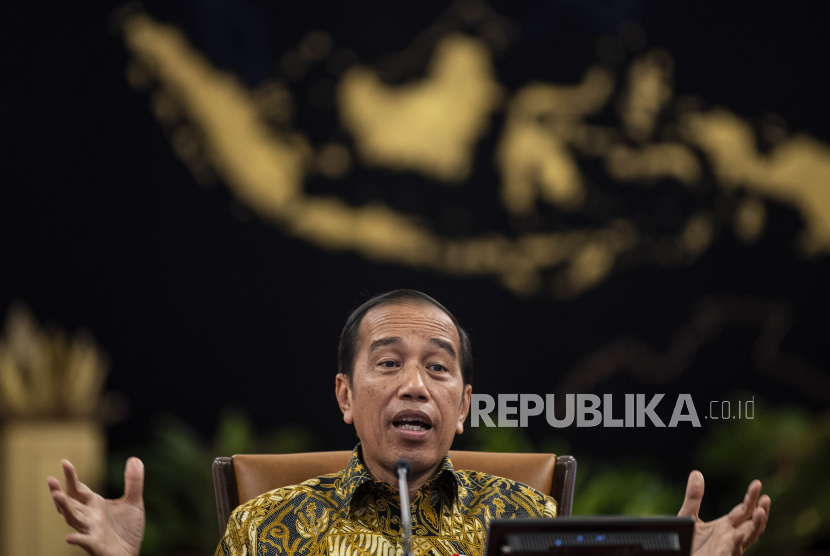 Presiden Joko Widodo menyampaikan keterangan pers terkait kebijakan pemberlakuan pembatasan kegiatan masyarakat (PPKM) di Istana Negara, Jakarta, Jumat (30/12/2022). Pemerintah memutuskan untuk mencabut kebijakan PPKM per 30 Desember 2022 berdasarkan kajian-kajian terkait pandemi COVID-19 di Indonesia yang semakin terkendali. ANTARA FOTO/Sigid Kurniawan/rwa.