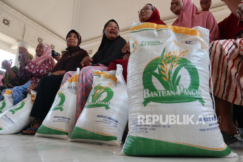 Warga penerima bantuan saat penyaluran  bantuan pangan cadangan beras di Desa Tugusumberjo, Kecamatan Peterongan, Kabupaten Jombang, Jawa Timur, Senin (11/9/2023). Pemerintah daerah bersama Bulog dan Kantor Pos menyalurkan bantuan pangan tahap dua ini kepada 114.000 penerima bantuan pangan di Kabupaten Jombang dengan total beras sebanyak 1.140.000 ton per bulannya dengan alokasi 10 kilogram per keluarga. 