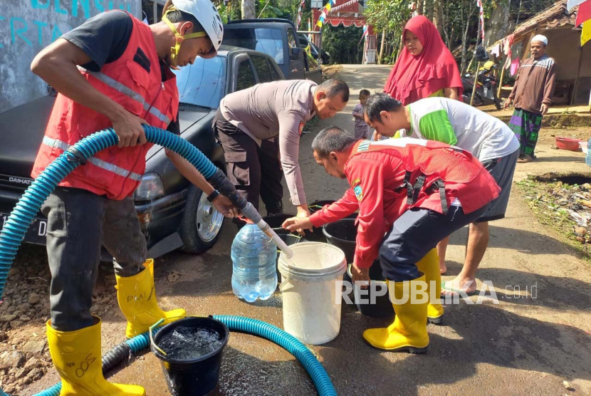 Sejumlah warga mengantre untuk mendapatkan bantuan air bersih di Kampung Cibangbay, Kelurahan Setiawargi, Kecamatan Tamansari, Kota Tasikmalaya, Jumat (25/8/2023). Ratusan warga di Kampung Cibangbay dilaporkan sudah kesulitan air bersih sejak satu bulan terakhir. 