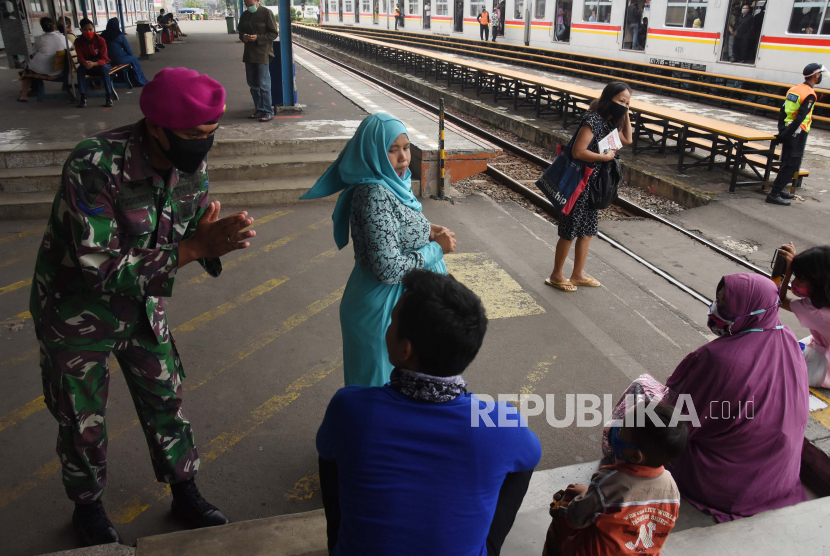 Anggota TNI memberikan imbauan pendisiplinan protokol kesehatan pencegahan COVID-19 kepada penumpang KRL di Stasiun Manggarai, Jakarta, Kamis (28/5/2020). Imbauan pendisiplinan protokol kesehatan kepada penumpang di lingkungan Stasiun KRL itu dilakukan menjelang diberlakukannya tatanan normal baru