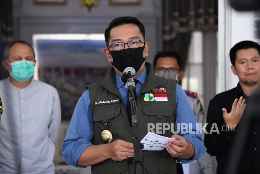 Gubernur Jawa Barat Ridwan Kamil (Emil) telah melepas paket bansos bagi warga Jabar. Paket bantuan akan diberikan secara bertahap ke warga Jabar yang membutuhkan.
