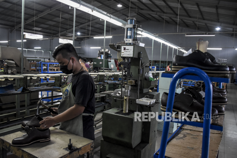Sejumlah pekerja menyelesaikan pembuatan sepatu kulit di Pabrik Fortuna Shoes, Jalan Soekarno Hatta, Kota Bandung, Rabu (31/3). Pemerintah mengizinkan industri yang memiliki orientasi ekspor dan domestik di wilayah Pemberlakuan Pembatasan Kegiatan Masyarakat (PPKM) Level 4, Level 3, dan Level 2 beroperasi dengan kapasitas 100 persen. 