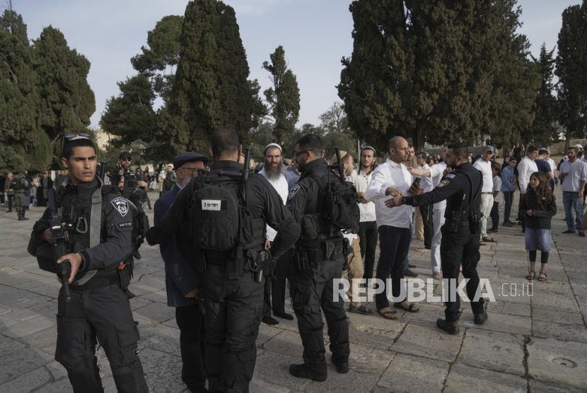 Polisi Israel mengawal pengunjung Yahudi di kompleks Masjid Al-Aqsa.