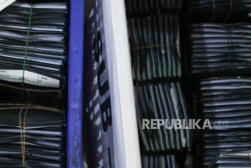 Petugas memeriksa paspor milik jemaah calon haji di Gedung Sistem Informasi dan Komputerisasi Haji Terpadu (Siskohat) di Asrama Haji Embarkasi Surabaya (AHES), Jawa Timur, Senin (22/5/2023). 