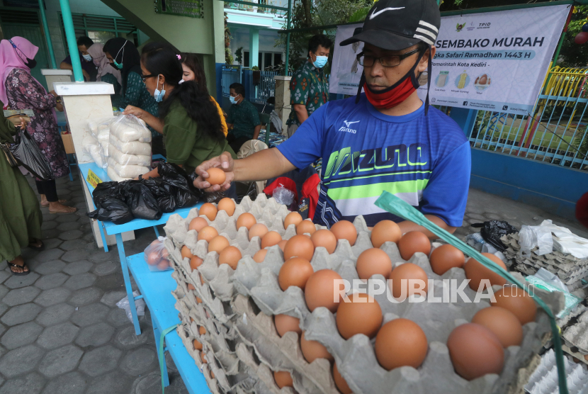 Pedagang menata telur saat bazar sembako murah di Bazar Ramadhan (ilustrasi)