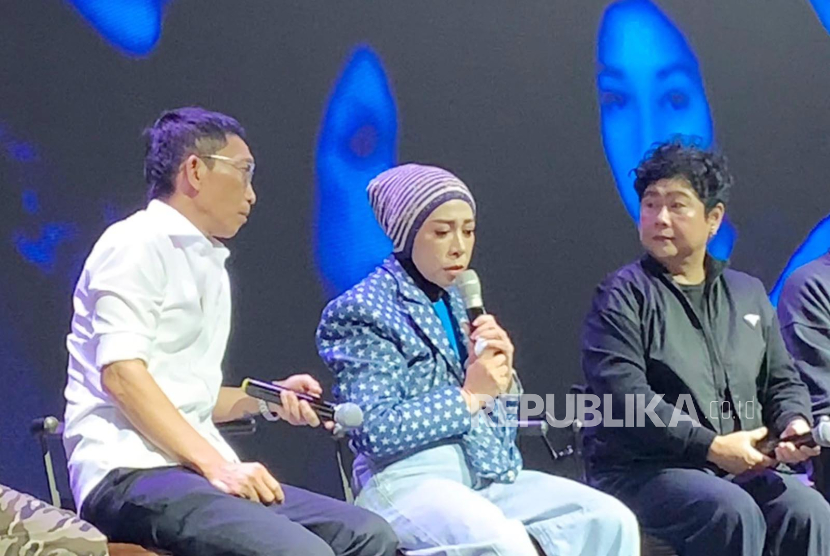 Tangis penyanyi dan pencipta lagu Melly Goeslaw memuncah dalam konferensi pers di Jakarta, Jumat (8/12/2023), kala mengenang sahabatnya, mendiang Nike Ardilla, dan kini mereka berduet dalam lagu berjudul Bertemu Kembali. 