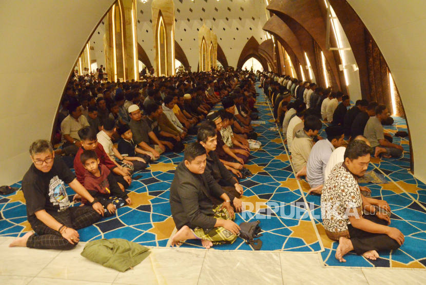 Masyarakat mengikuti shalat tarawih pertama Ramadhan 1445 H di Masjid Raya Jawa Barat Al Jabbar