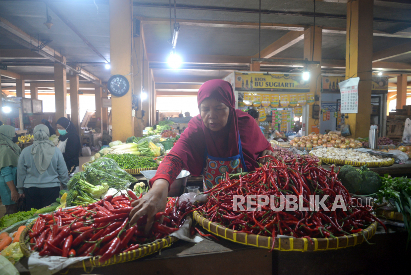 Pedagang melayani pembeli sayuran di Pasar Beringharjo, Yogyakarta, Selasa (27/6/2023). NFA gandeng BRIN dan Telkom University kembangkan sistem perhitungan harga pangan.