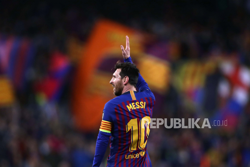 Dalam file foto 16 April 2019 ini, penyerang Barcelona Lionel Messi merayakan gol kedua timnya selama perempat final Liga Champions, leg kedua, pertandingan sepak bola antara FC Barcelona dan Manchester United di Stadion Camp Nou di Barcelona, Spanyol.