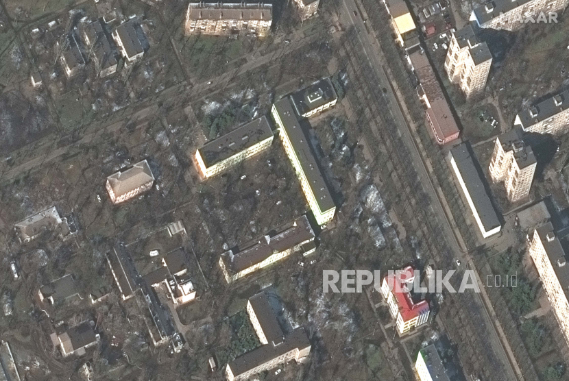  Citra satelit yang disediakan oleh Maxar Technologies ini menunjukkan rumah sakit Mariupol sebelum serangan di Mariupol, Ukraina, Rabu, 9 Maret 2022, selama invasi Rusia.