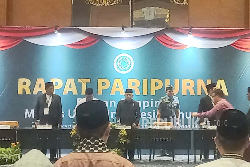 Wakil Presiden KH Maruf Amin sekaligus Ketua Dewan Pertimbangan Majelis Ulama Indonesia (MUI) memimpin Rapat Paripurna Dewan Pimpinan MUI Tahun 2023 di Hotel Aryaduta Menteng, Jakarta, Jumat (17/11/2023). 