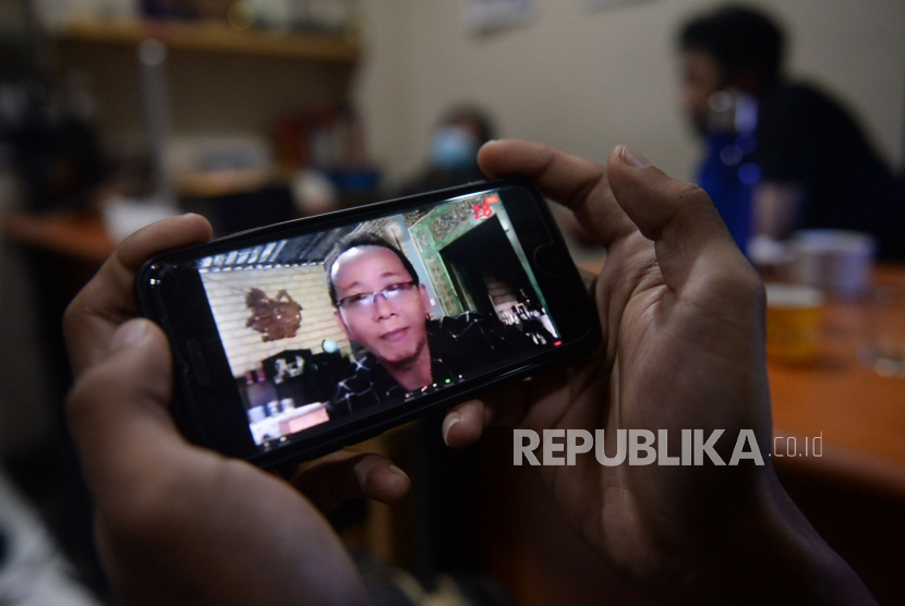 Anggota Dewan Pers Agus Sudibyo menjadi narasumber dalam acara diskusi webinar di Jakarta, Senin (4/1). Diskusi dalam rangka memperingati ulang tahun Republika ke-28 tersebut mengangkat tema 