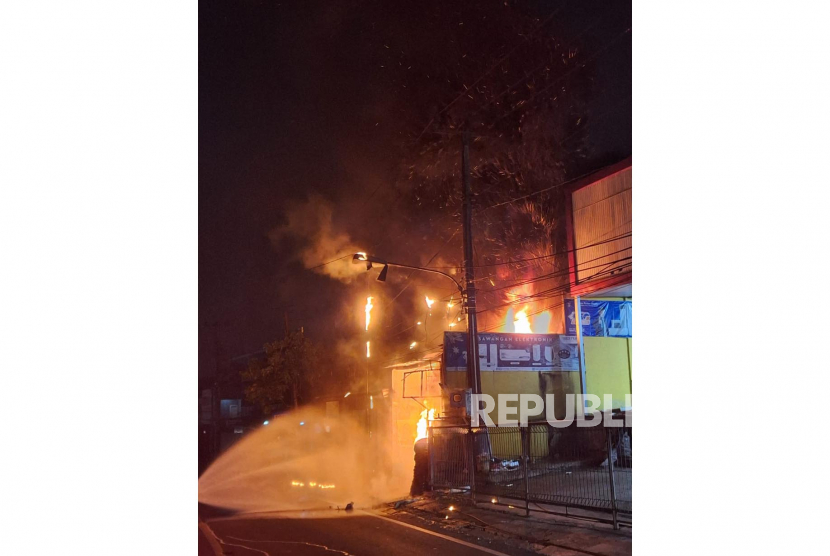 Bengkel yang berada di Jalan Mochtar, Kelurahan Sawangan Baru, Kecamatan Sawangan, Kota Depok terbakar pada Rabu (17/5/2023) dini hari. Satu dari lima orang yang berada di dalam bengkel meninggal dunia karena tidak berhasil keluar saat kejadian. 