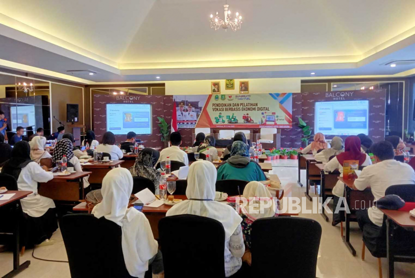 Dinas Koperasi Usaha Mikro Perindustrian dan Perdagangan (Diskumindag) Kota Sukabumi menggelar kegiatan pendidikan dan pelatihan vokasi berbasis ekonomi digital, Sukabumi Go Digital (SGD), dengan peserta pelaku UMKM,  di Hotel Balcony, Sukabumi, Jawa Barat, Selasa (9/5/2023).