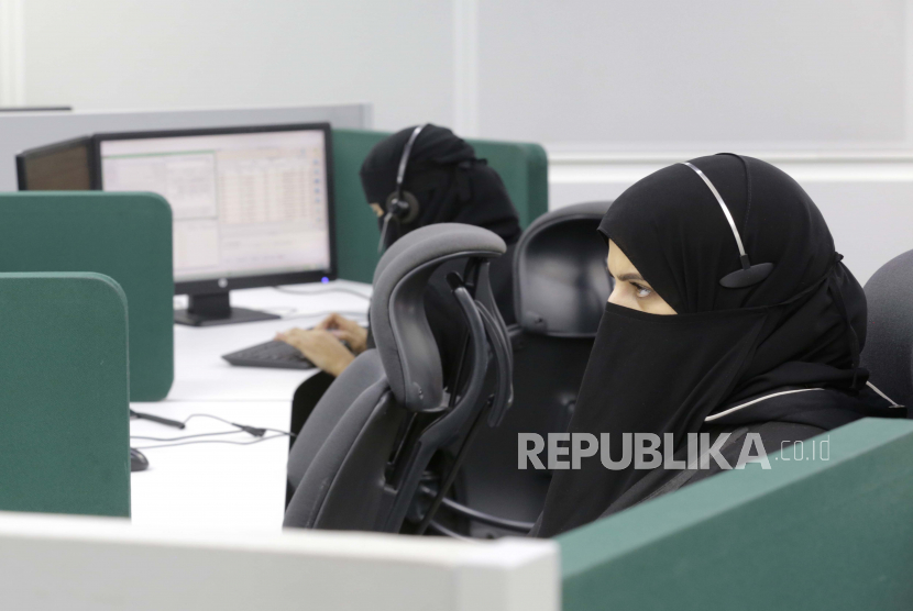 60 Wanita Saudi Ikuti Konferensi Pemberdayaan Perempuan. Foto ilustrasi: Wanita Saudi menerima telepon di Pusat Operasi Keamanan Nasional, beberapa hari sebelum ibadah haji tahunan, Rabu, 14 Juli 2021, di kota suci umat Islam Mekkah, Arab Saudi.