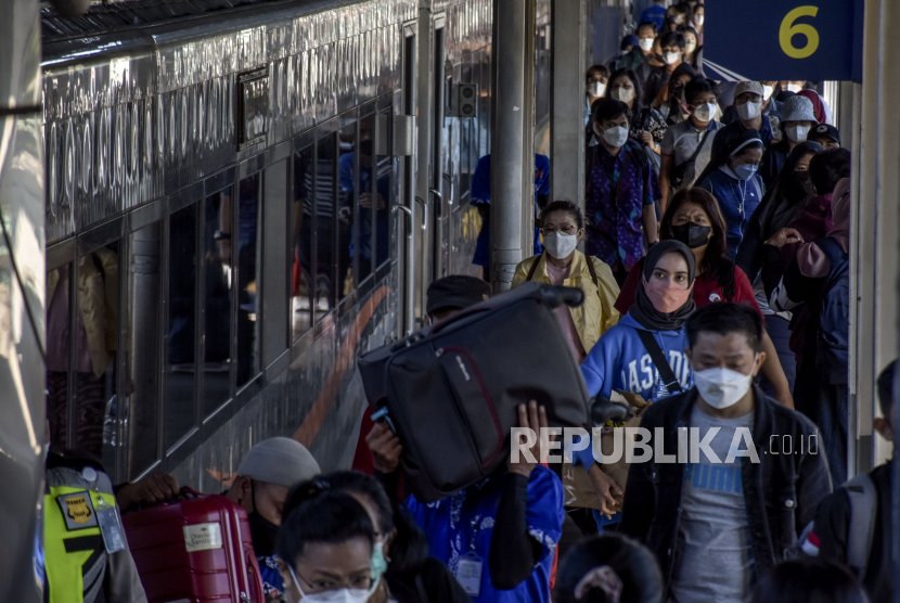 Sejumlah penumpang turun dari kereta api (KA) Argo Parahyangan di Stasiun Bandung, Kota Bandung, Jumat (8/7/2022).  PT Kereta Api Indonesia (Persero) atau KAI mencatat peningkatan jumlah penumpang kereta api (KA) jarak jauh pada libur Idul Adha 2022.