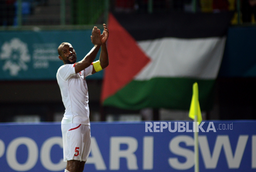 Pesepakbola Palestina Abdallatif Albahdari melakukan selebrasi usai pertandingan melawan Timnas Indonesia di Stadion Patriot, Bekasi, Jawa Barat.