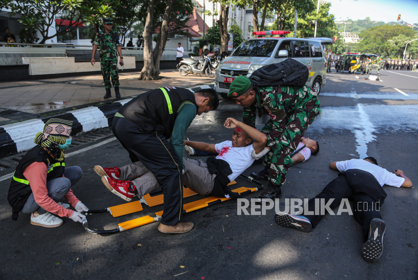 Seorang anggota TNI Angkatan Darat dan petugas medis mengevakuasi demonstran yang terluka saat simulasi Latihan Kesiapsiagaan Operasi (LKO) Kodam IV/Diponegoro di Jalan Pahlawan, Semarang, Jawa Tengah, Jumat (5/7/2024). Dalam simulasi pengamanan yang melibatkan 1.500 personel gabungan dari Kodam IV/Diponegoro, Polda Jawa Tengah, Satpol PP, dan Damkar tersebut dalam rangka kesiapan pasukan serta peralatan personel untuk menangani gangguan keamanan selama pelaksanaan tahapan Pilkada 2024 di Semarang. 