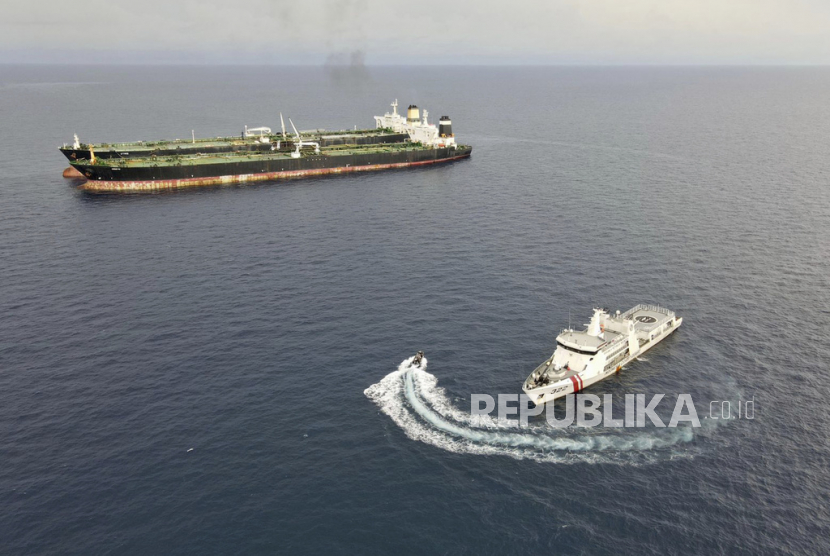 Petugas Badan Keamanan Laut Indonesia (Bakamla) mengunakan kapal Patroli saat memeriksa kapal tanker berbendera Iran MT Arman di perairan laut Natuna, Selasa (11/7/2023). Kapal patroli Bakamla RI, KN Pulau Marore 322, menangkap kapal supertanker MT Arman 114 berbendera Iran, yang bermuatan minyak mentah atau light crude oil (LCO) sebanyak 272.569 metrik ton atau senilai Rp 4,6 triliun. Kapal tersebut kedapatan melakukan aktivitas ilegal di Zona Ekonomi Eksklusif Indonesia (ZEEI) di Laut Natuna Utara.