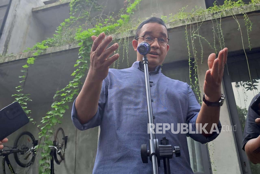 Anies Baswedan saat menanggapi isu soal nyagub di Pilgub Jakarta di kediamannya di kawasan Lebak Bulus, Jakarta Selatan, Selasa (7/5/2024). 