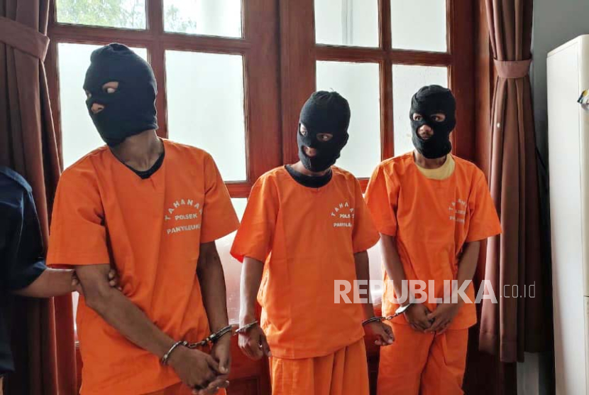 Tiga orang pelaku begal yang menyasar kalangan mahasiswi di Kota Bandung ditangkap jajaran Satreskrim Polrestabes Bandung. Mereka tidak segan untuk menganiaya korban saat beraksi menggunakan senjata tajam seperti kapak dan golok. 